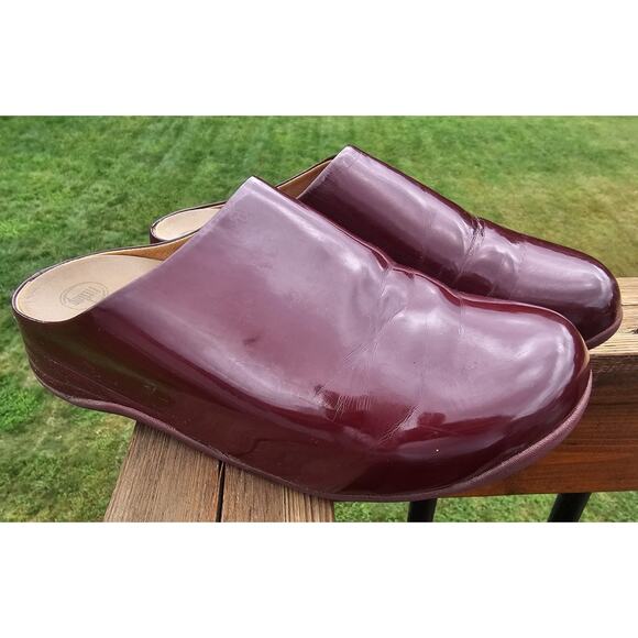 FitFlops Womens Sz 9 Clogs Red Slip On Shiny Fit Flop - Picture 1 of 10
